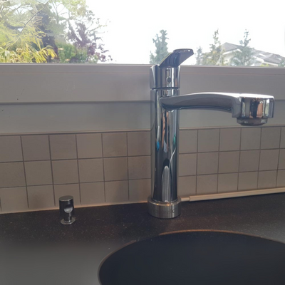 Zapfring unter dem Wasserhahn montiert für den Wasserspender Anschluss