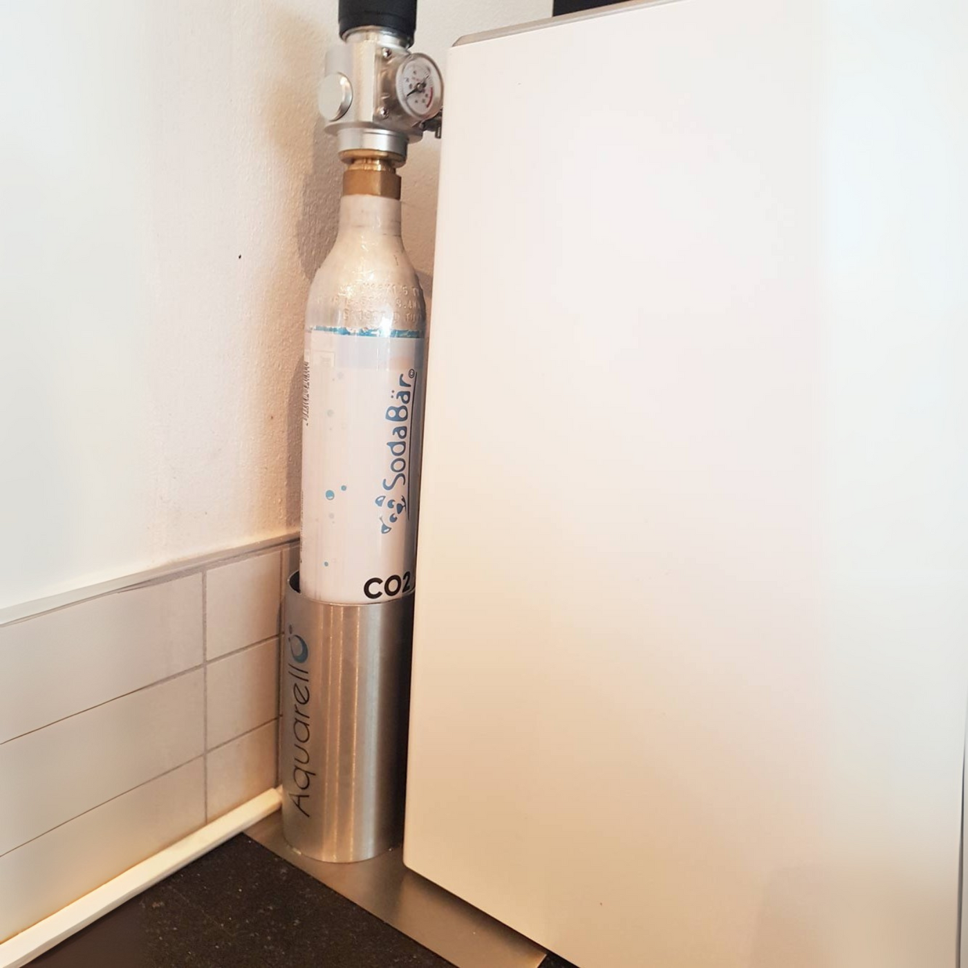 Aquarello Gaszylinderhalter für 425g Zylinder, platzsparend unter dem Wasserspender oder der Spüle – Swiss Made