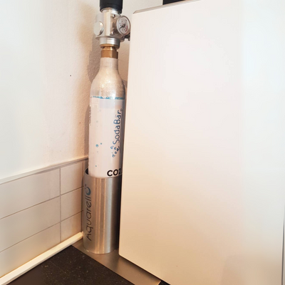 Aquarello Gaszylinderhalter für 425g Zylinder, platzsparend unter dem Wasserspender oder der Spüle – Swiss Made