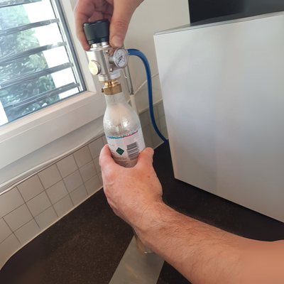Detailaufnahme des Aquarello Gaszylinderhalters aus robustem Material – Swiss Made, ideal für 425g Gaszylinder