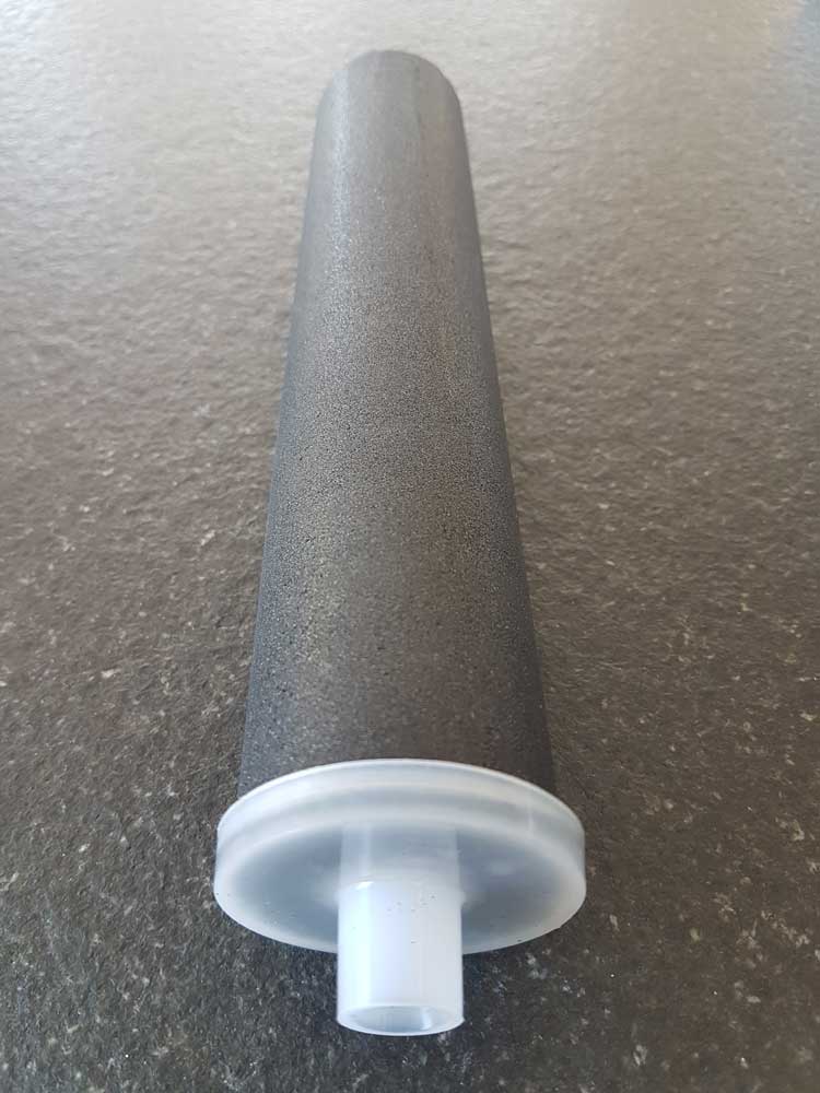Aktivkohle Wasserfilter 4 Zoll in Einsatz – Kompatibel mit Aquarello SODA2 und PURE1 Geräten für reines Trinkwasser